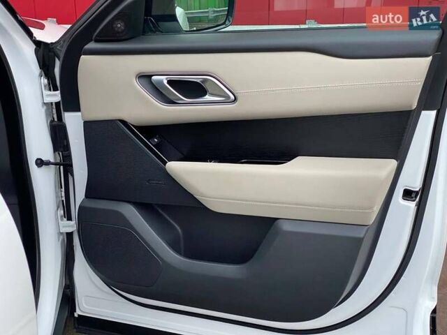 Белый Ленд Ровер Рендж Ровер Велар, объемом двигателя 2 л и пробегом 45 тыс. км за 64999 $, фото 41 на Automoto.ua