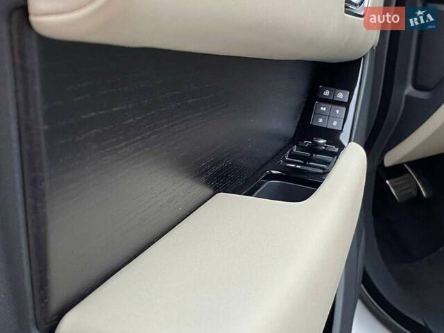 Белый Ленд Ровер Рендж Ровер Велар, объемом двигателя 2 л и пробегом 45 тыс. км за 64999 $, фото 49 на Automoto.ua