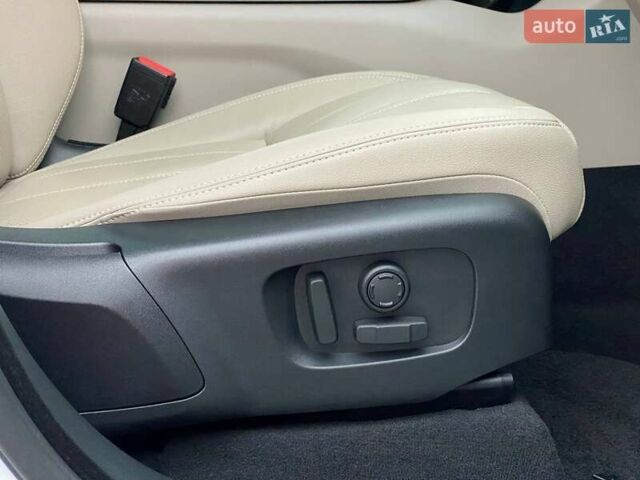 Белый Ленд Ровер Рендж Ровер Велар, объемом двигателя 2 л и пробегом 45 тыс. км за 64999 $, фото 53 на Automoto.ua