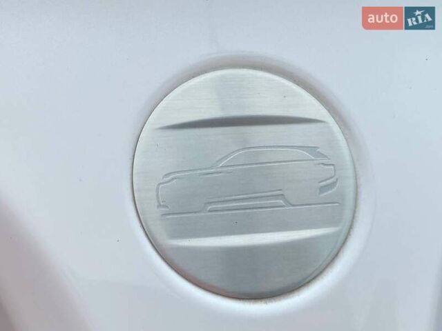 Белый Ленд Ровер Рендж Ровер Велар, объемом двигателя 2 л и пробегом 45 тыс. км за 64999 $, фото 65 на Automoto.ua