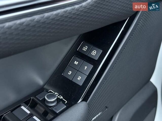 Белый Ленд Ровер Рендж Ровер Велар, объемом двигателя 2 л и пробегом 65 тыс. км за 54900 $, фото 17 на Automoto.ua