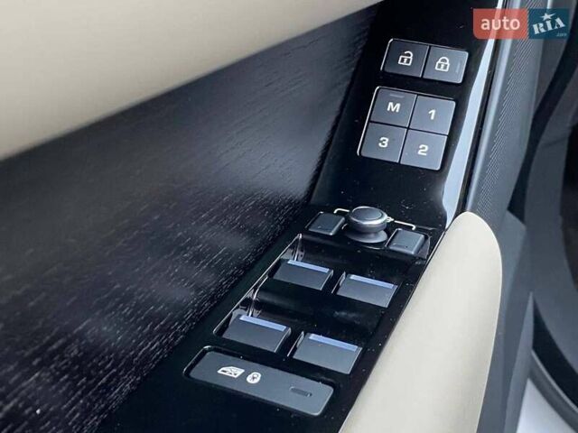 Белый Ленд Ровер Рендж Ровер Велар, объемом двигателя 2 л и пробегом 45 тыс. км за 64999 $, фото 48 на Automoto.ua