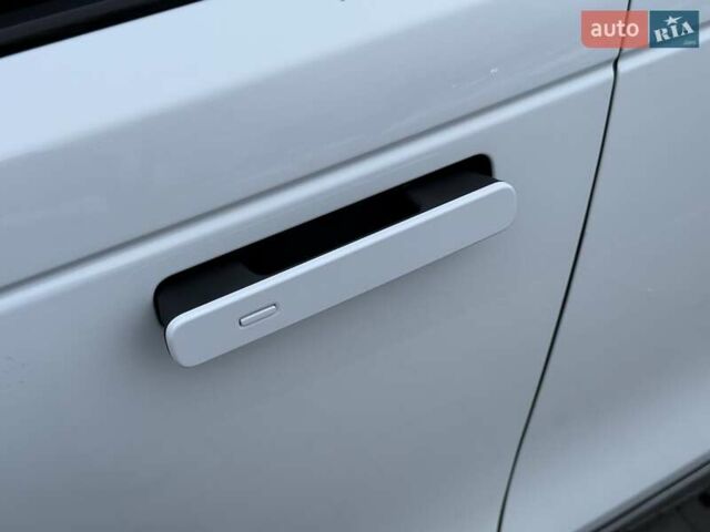 Белый Ленд Ровер Рендж Ровер Велар, объемом двигателя 2 л и пробегом 65 тыс. км за 54900 $, фото 7 на Automoto.ua