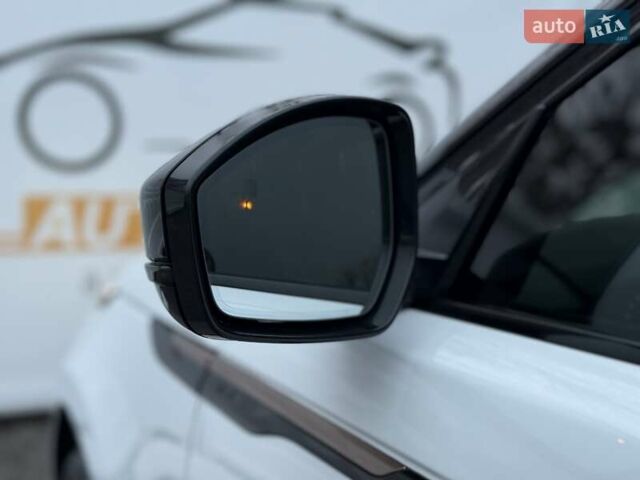 Белый Ленд Ровер Рендж Ровер Велар, объемом двигателя 2 л и пробегом 65 тыс. км за 54900 $, фото 5 на Automoto.ua