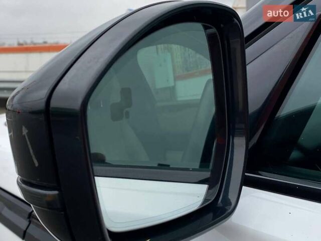 Белый Ленд Ровер Рендж Ровер Велар, объемом двигателя 2 л и пробегом 45 тыс. км за 64999 $, фото 79 на Automoto.ua