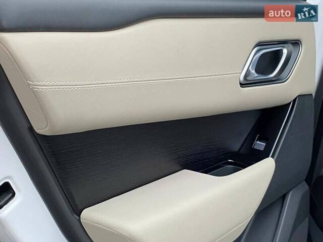 Белый Ленд Ровер Рендж Ровер Велар, объемом двигателя 2 л и пробегом 45 тыс. км за 64999 $, фото 45 на Automoto.ua