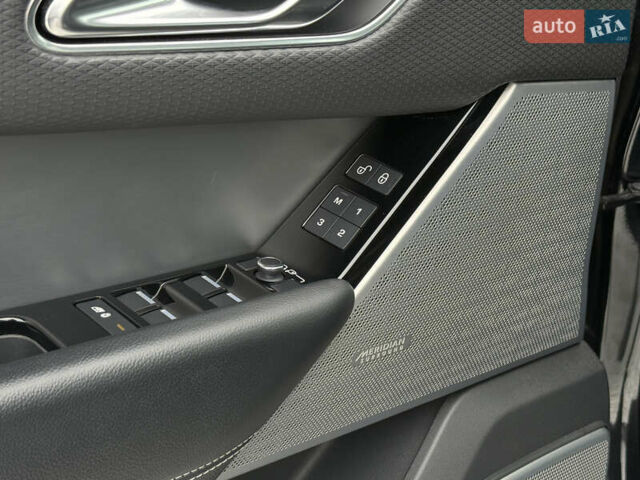 Черный Ленд Ровер Рендж Ровер Велар, объемом двигателя 2 л и пробегом 56 тыс. км за 37900 $, фото 27 на Automoto.ua