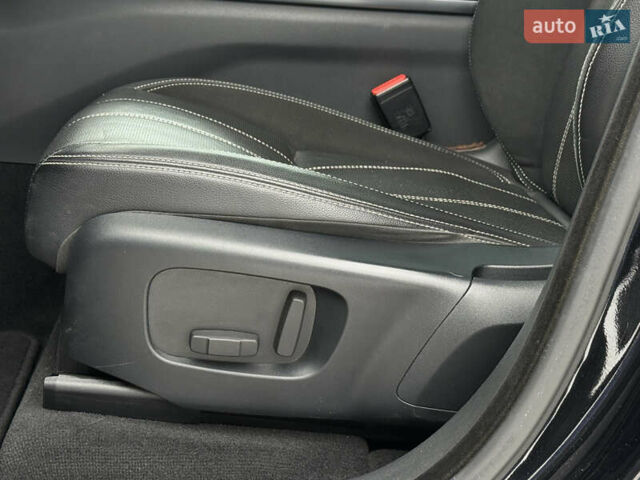 Черный Ленд Ровер Рендж Ровер Велар, объемом двигателя 2 л и пробегом 56 тыс. км за 37900 $, фото 26 на Automoto.ua