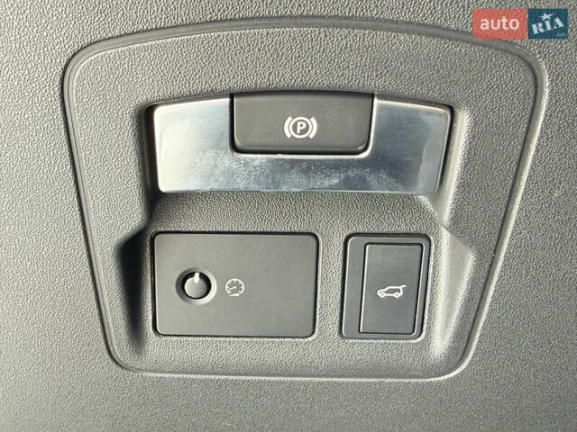 Черный Ленд Ровер Рендж Ровер Велар, объемом двигателя 2 л и пробегом 56 тыс. км за 37900 $, фото 50 на Automoto.ua