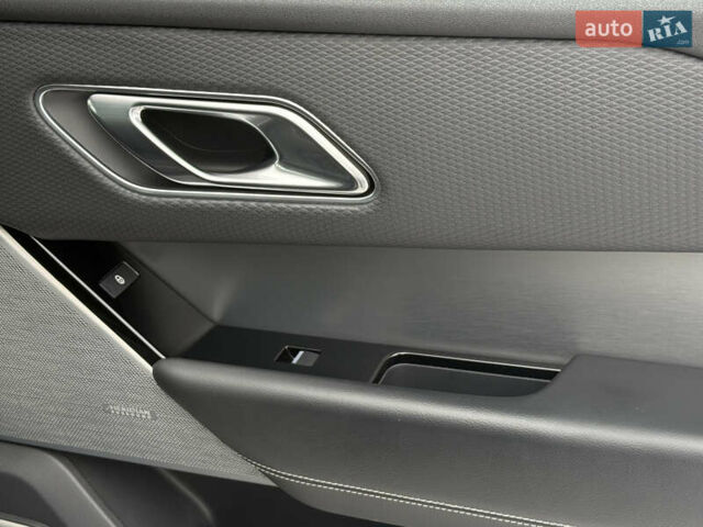 Черный Ленд Ровер Рендж Ровер Велар, объемом двигателя 2 л и пробегом 56 тыс. км за 37900 $, фото 39 на Automoto.ua