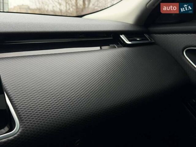 Чорний Ленд Ровер Рендж Ровер Велар, об'ємом двигуна 2 л та пробігом 95 тис. км за 40000 $, фото 76 на Automoto.ua