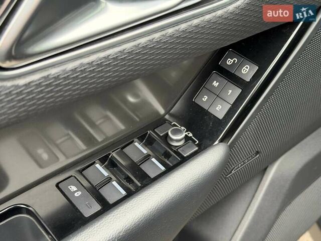 Чорний Ленд Ровер Рендж Ровер Велар, об'ємом двигуна 2 л та пробігом 95 тис. км за 40000 $, фото 45 на Automoto.ua