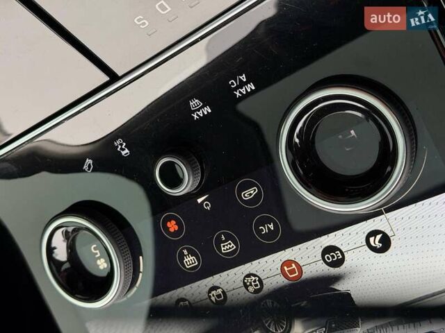Чорний Ленд Ровер Рендж Ровер Велар, об'ємом двигуна 2 л та пробігом 95 тис. км за 40000 $, фото 70 на Automoto.ua