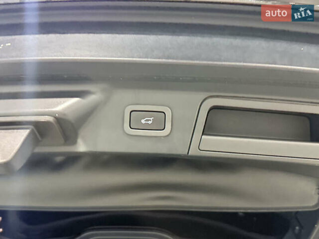 Черный Ленд Ровер Рендж Ровер Велар, объемом двигателя 2 л и пробегом 90 тыс. км за 39999 $, фото 28 на Automoto.ua