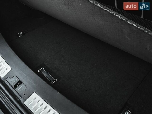 Черный Ленд Ровер Рендж Ровер Велар, объемом двигателя 2 л и пробегом 136 тыс. км за 53000 $, фото 55 на Automoto.ua