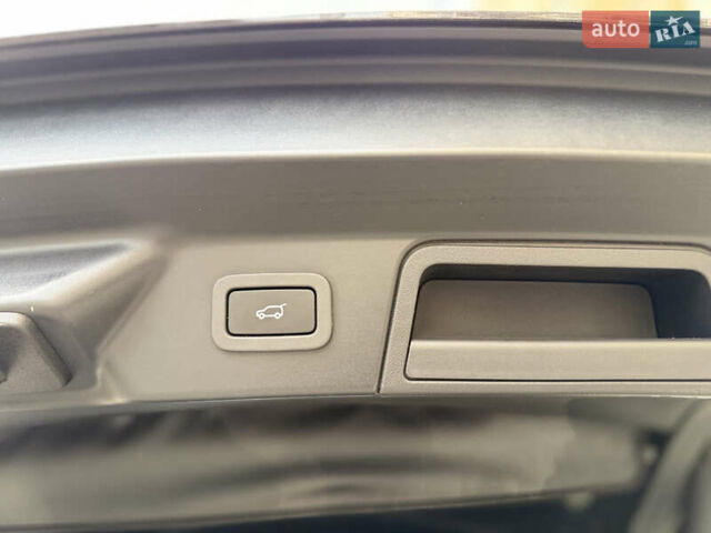 Черный Ленд Ровер Рендж Ровер Велар, объемом двигателя 2 л и пробегом 90 тыс. км за 39999 $, фото 62 на Automoto.ua