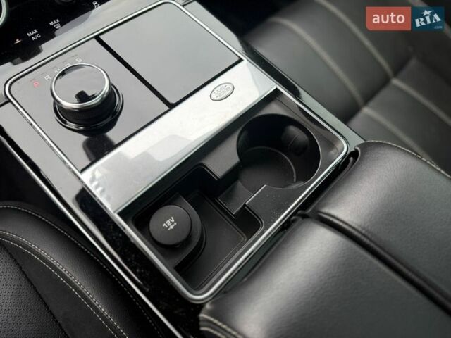 Черный Ленд Ровер Рендж Ровер Велар, объемом двигателя 2 л и пробегом 60 тыс. км за 39500 $, фото 43 на Automoto.ua