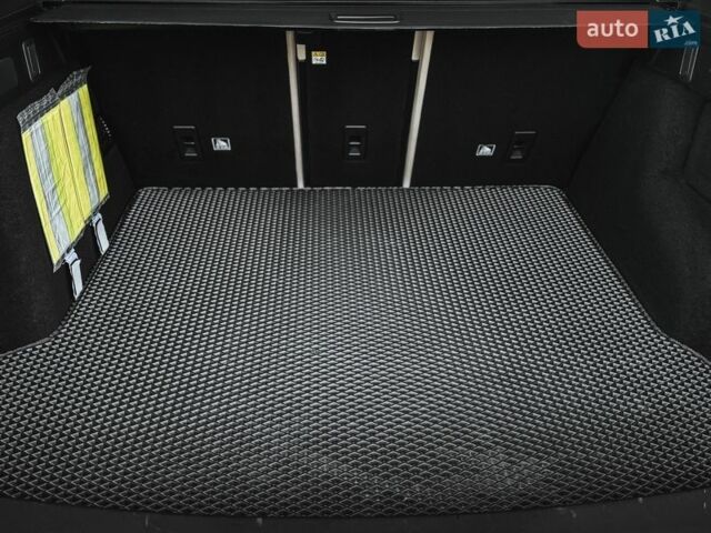 Черный Ленд Ровер Рендж Ровер Велар, объемом двигателя 2 л и пробегом 136 тыс. км за 53000 $, фото 57 на Automoto.ua