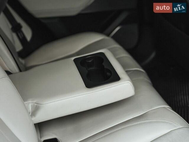 Черный Ленд Ровер Рендж Ровер Велар, объемом двигателя 2 л и пробегом 136 тыс. км за 53000 $, фото 49 на Automoto.ua