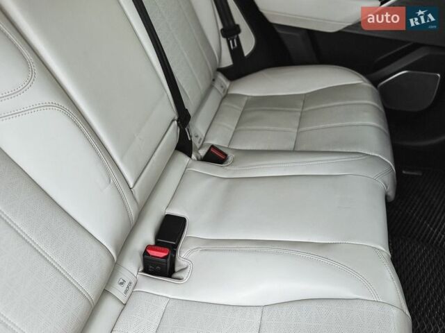 Черный Ленд Ровер Рендж Ровер Велар, объемом двигателя 2 л и пробегом 136 тыс. км за 53000 $, фото 41 на Automoto.ua