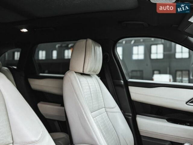 Черный Ленд Ровер Рендж Ровер Велар, объемом двигателя 2 л и пробегом 136 тыс. км за 53000 $, фото 40 на Automoto.ua