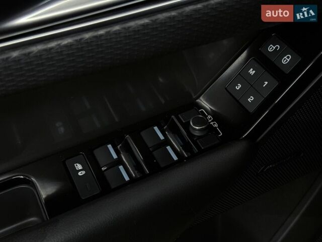 Черный Ленд Ровер Рендж Ровер Велар, объемом двигателя 2 л и пробегом 58 тыс. км за 37999 $, фото 29 на Automoto.ua