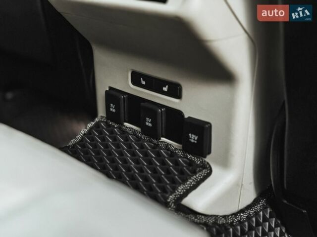 Черный Ленд Ровер Рендж Ровер Велар, объемом двигателя 2 л и пробегом 136 тыс. км за 53000 $, фото 50 на Automoto.ua