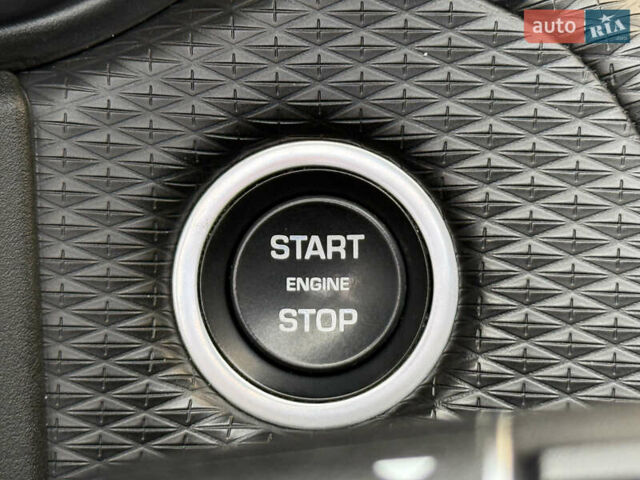 Черный Ленд Ровер Рендж Ровер Велар, объемом двигателя 2 л и пробегом 90 тыс. км за 39999 $, фото 86 на Automoto.ua