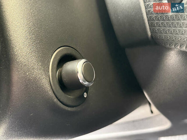 Черный Ленд Ровер Рендж Ровер Велар, объемом двигателя 2 л и пробегом 90 тыс. км за 39999 $, фото 88 на Automoto.ua