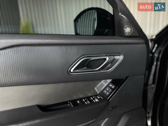 Черный Ленд Ровер Рендж Ровер Велар, объемом двигателя 2 л и пробегом 112 тыс. км за 39999 $, фото 14 на Automoto.ua