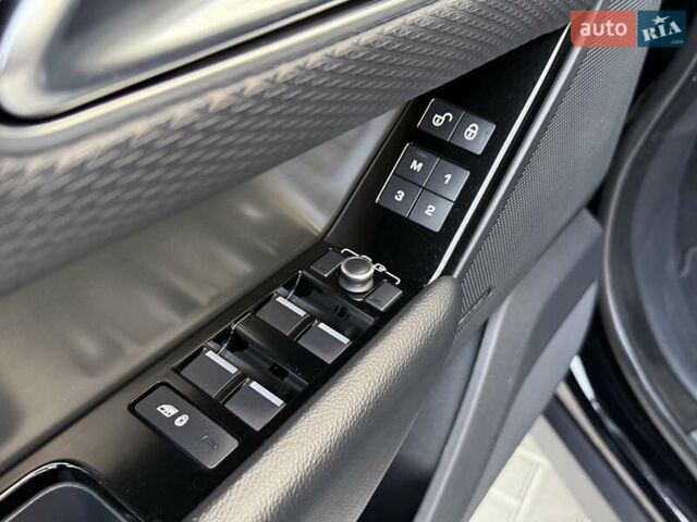 Черный Ленд Ровер Рендж Ровер Велар, объемом двигателя 2 л и пробегом 90 тыс. км за 39999 $, фото 101 на Automoto.ua