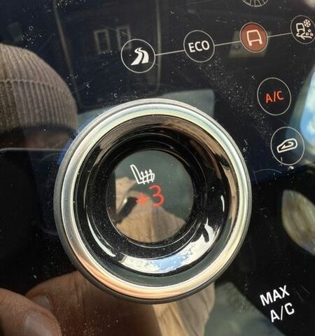 Чорний Ленд Ровер Рендж Ровер Велар, об'ємом двигуна 2 л та пробігом 105 тис. км за 36500 $, фото 12 на Automoto.ua