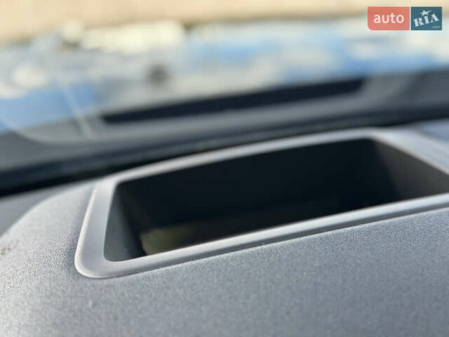 Чорний Ленд Ровер Рендж Ровер Велар, об'ємом двигуна 2 л та пробігом 83 тис. км за 32900 $, фото 30 на Automoto.ua