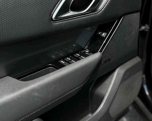 Чорний Ленд Ровер Рендж Ровер Велар, об'ємом двигуна 2 л та пробігом 82 тис. км за 35400 $, фото 25 на Automoto.ua