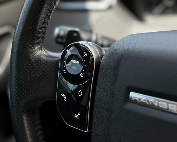 Чорний Ленд Ровер Рендж Ровер Велар, об'ємом двигуна 2 л та пробігом 82 тис. км за 35400 $, фото 16 на Automoto.ua