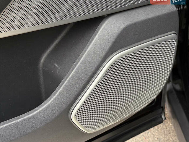 Черный Ленд Ровер Рендж Ровер Велар, объемом двигателя 3 л и пробегом 81 тыс. км за 45800 $, фото 17 на Automoto.ua