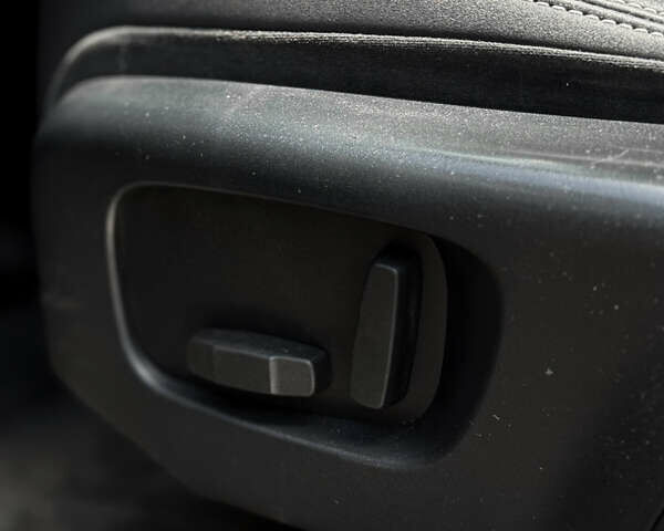 Чорний Ленд Ровер Рендж Ровер Велар, об'ємом двигуна 2 л та пробігом 82 тис. км за 35400 $, фото 27 на Automoto.ua