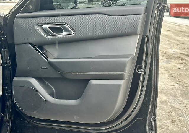 Черный Ленд Ровер Рендж Ровер Велар, объемом двигателя 2 л и пробегом 112 тыс. км за 34999 $, фото 37 на Automoto.ua