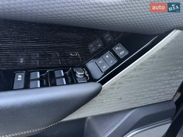 Черный Ленд Ровер Рендж Ровер Велар, объемом двигателя 2 л и пробегом 221 тыс. км за 29500 $, фото 19 на Automoto.ua