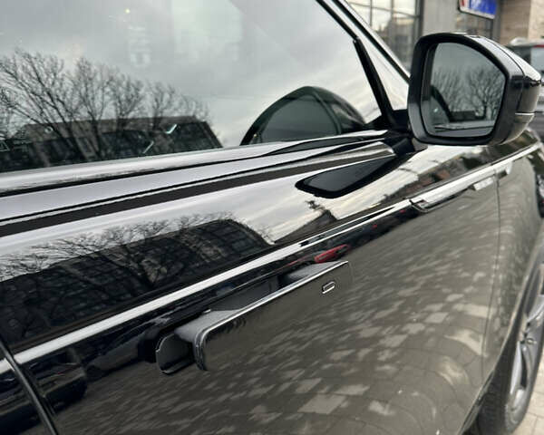 Черный Ленд Ровер Рендж Ровер Велар, объемом двигателя 2 л и пробегом 191 тыс. км за 28800 $, фото 13 на Automoto.ua