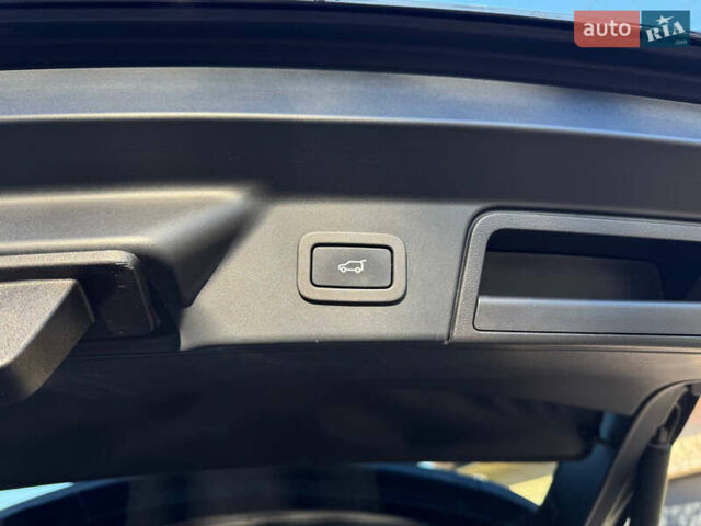 Черный Ленд Ровер Рендж Ровер Велар, объемом двигателя 2 л и пробегом 89 тыс. км за 38900 $, фото 23 на Automoto.ua