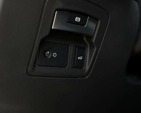 Чорний Ленд Ровер Рендж Ровер Велар, об'ємом двигуна 2 л та пробігом 82 тис. км за 35400 $, фото 22 на Automoto.ua