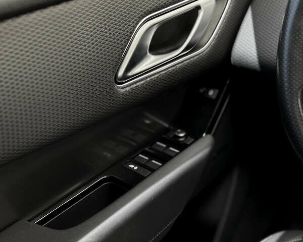 Чорний Ленд Ровер Рендж Ровер Велар, об'ємом двигуна 2 л та пробігом 82 тис. км за 35400 $, фото 33 на Automoto.ua