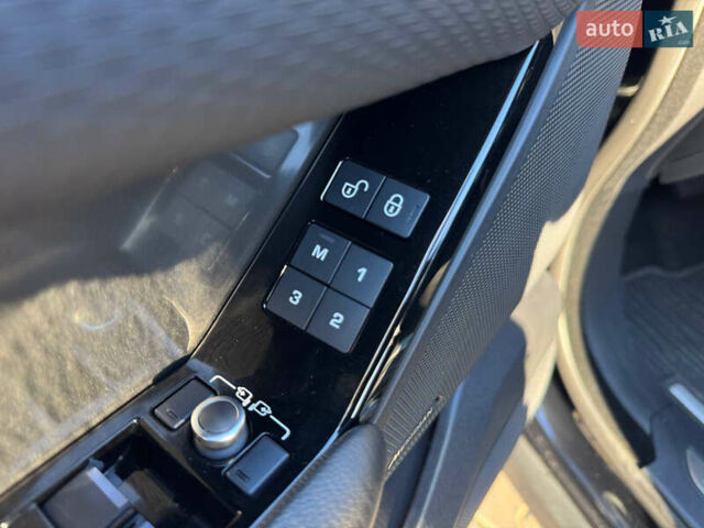 Черный Ленд Ровер Рендж Ровер Велар, объемом двигателя 2 л и пробегом 89 тыс. км за 38900 $, фото 17 на Automoto.ua