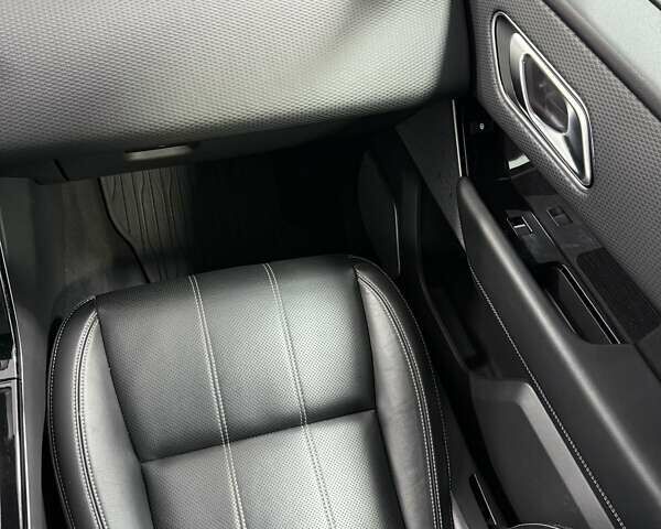 Чорний Ленд Ровер Рендж Ровер Велар, об'ємом двигуна 2 л та пробігом 93 тис. км за 39700 $, фото 23 на Automoto.ua