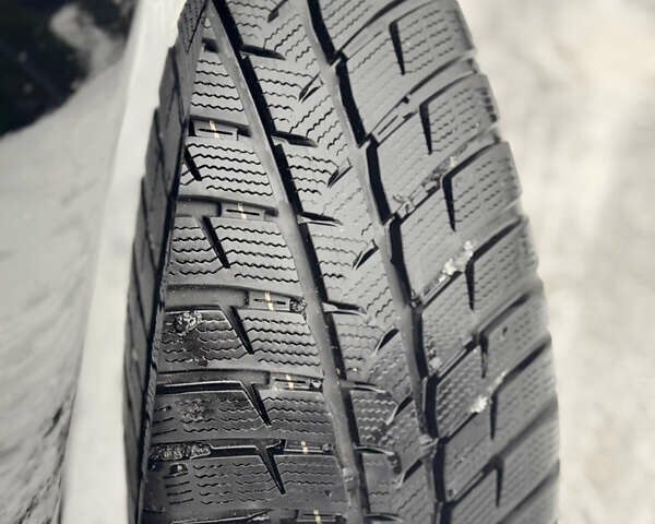 Чорний Ленд Ровер Рендж Ровер Велар, об'ємом двигуна 2 л та пробігом 162 тис. км за 31600 $, фото 2 на Automoto.ua