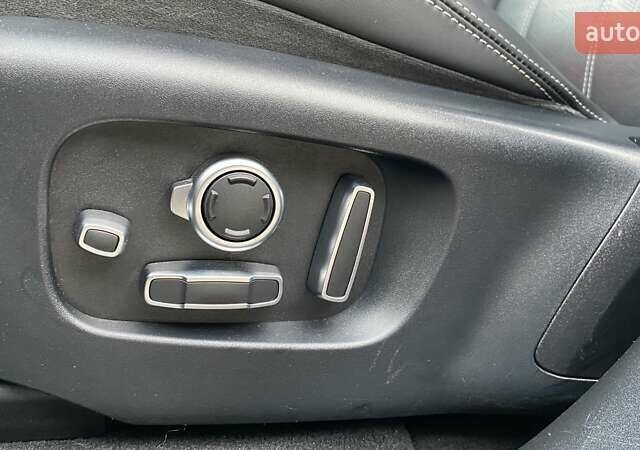 Черный Ленд Ровер Рендж Ровер Велар, объемом двигателя 2 л и пробегом 81 тыс. км за 49500 $, фото 13 на Automoto.ua