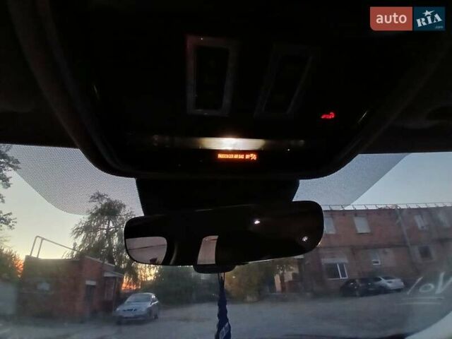 Чорний Ленд Ровер Рендж Ровер Велар, об'ємом двигуна 2 л та пробігом 281 тис. км за 24999 $, фото 15 на Automoto.ua