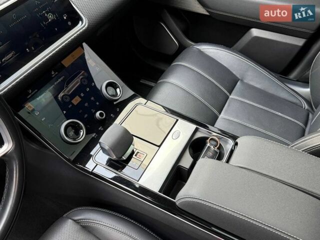 Чорний Ленд Ровер Рендж Ровер Велар, об'ємом двигуна 2 л та пробігом 98 тис. км за 56990 $, фото 33 на Automoto.ua