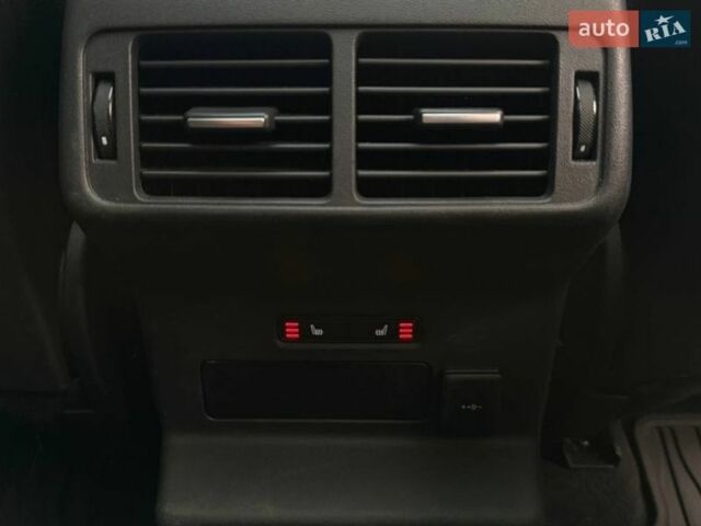 Чорний Ленд Ровер Рендж Ровер Велар, об'ємом двигуна 2 л та пробігом 98 тис. км за 56990 $, фото 34 на Automoto.ua